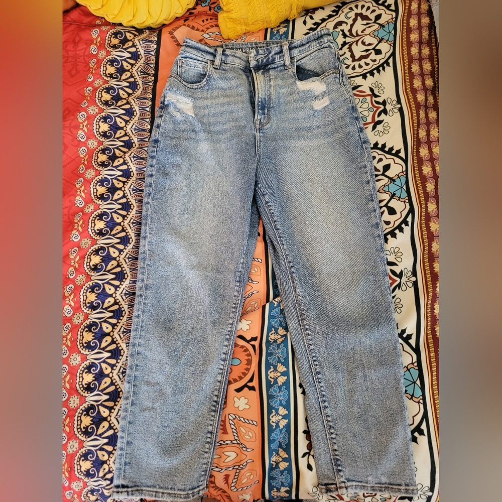 Cropped mom jeans